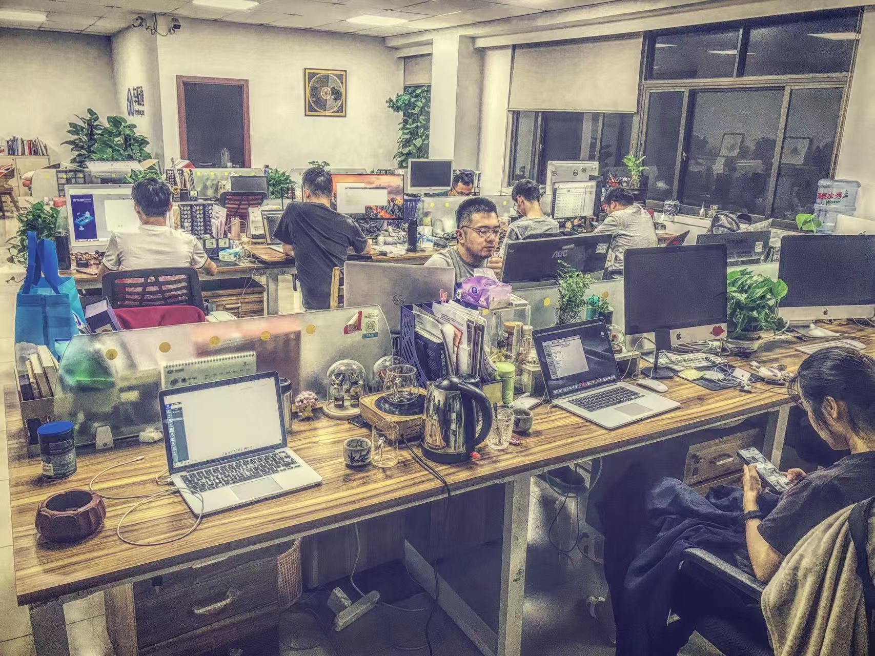 车配通团队办公环境